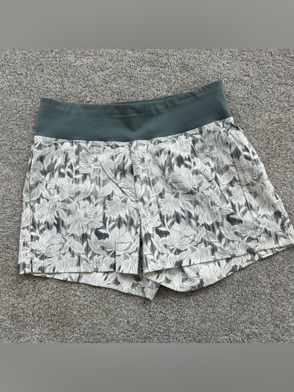 Athleta Trekkie North Short Lace Print Pattern Green Gray Activewear Size 6